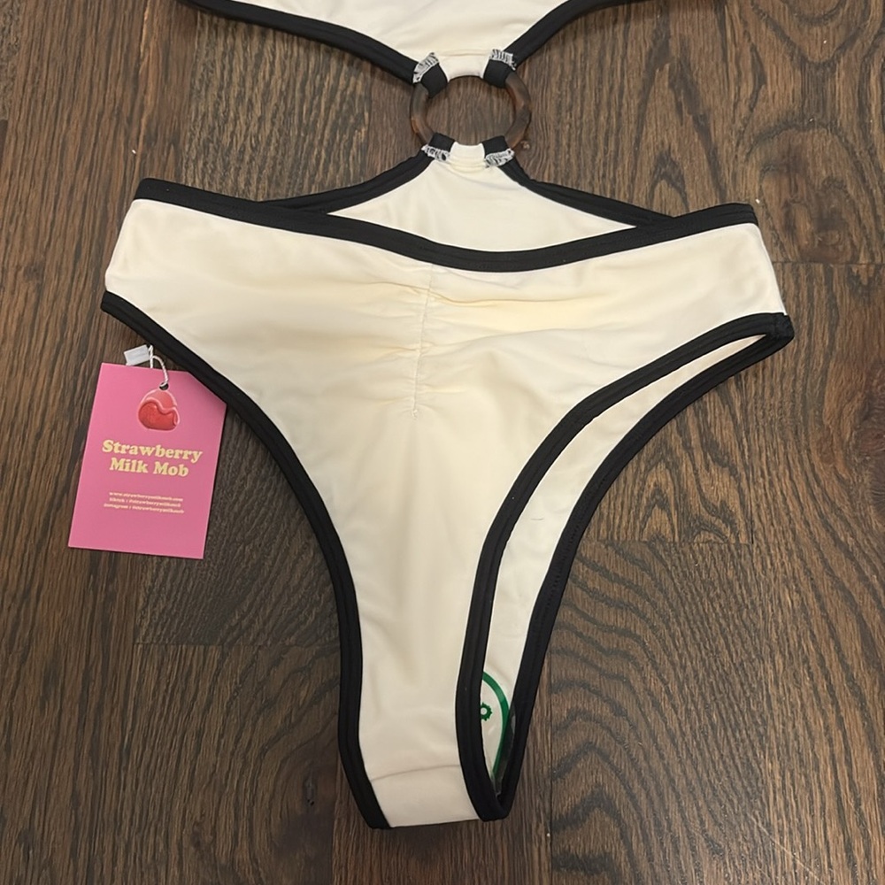 Strawberry Milk Mob Cream and Black Swimsuit - Picture 5 of 5